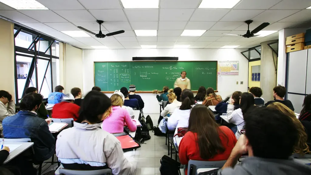 sala de aula do ensino mecc81dio do escola mocc81bile em moema