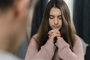 people praying at home before dinner scaled