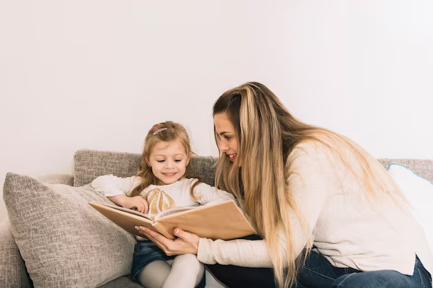 mae mostrando livro para filha 23 2147896883